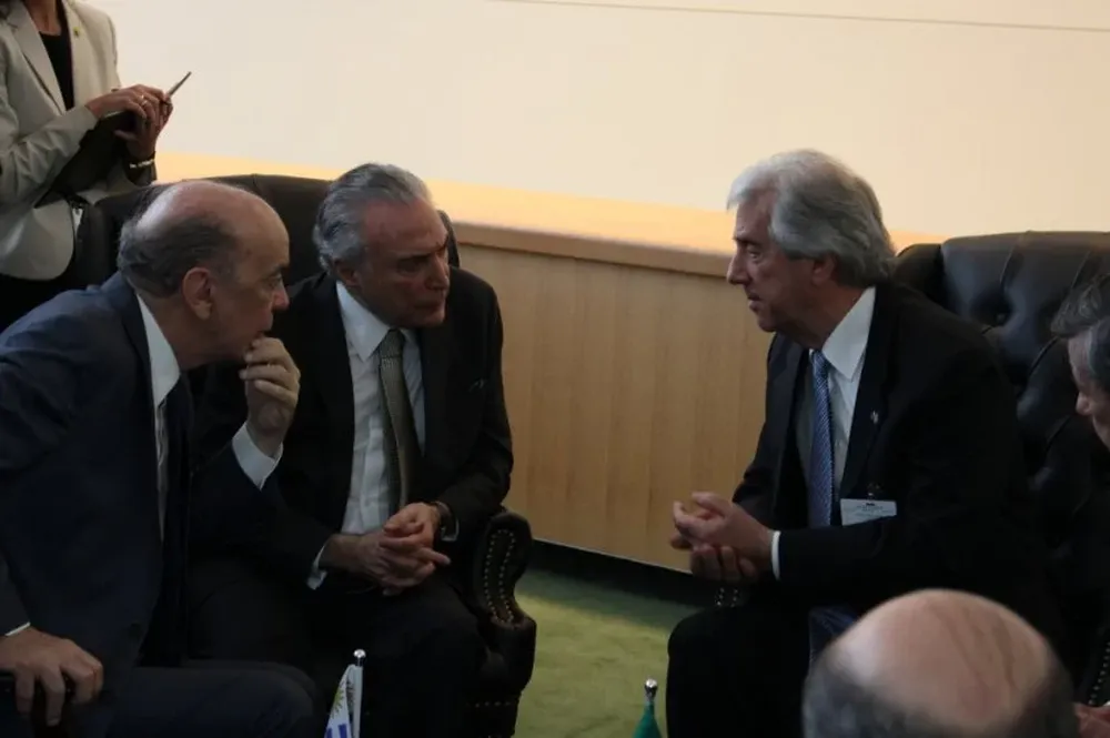 El canciller brasileño, José Serra, el presidente de Brasil, Michel Temer, y el presidente Tabaré Vázquez, durante su reciente encuentro en Nueva York