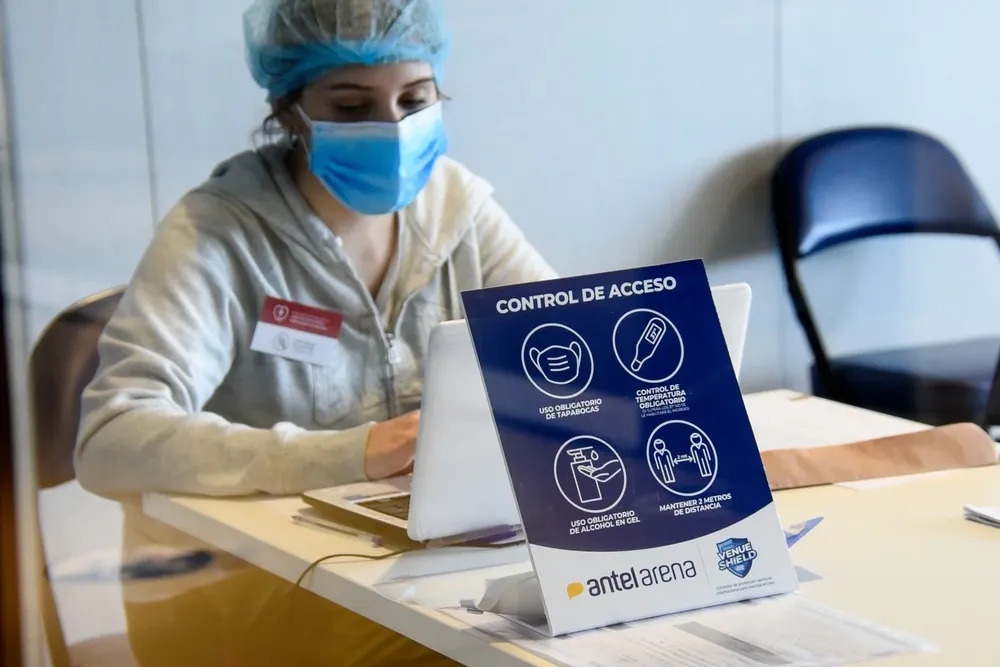 Los médicos del interior exhortan a que la población se vacune y resalta que el personal de la salud lo está haciendo. Foto: archivo