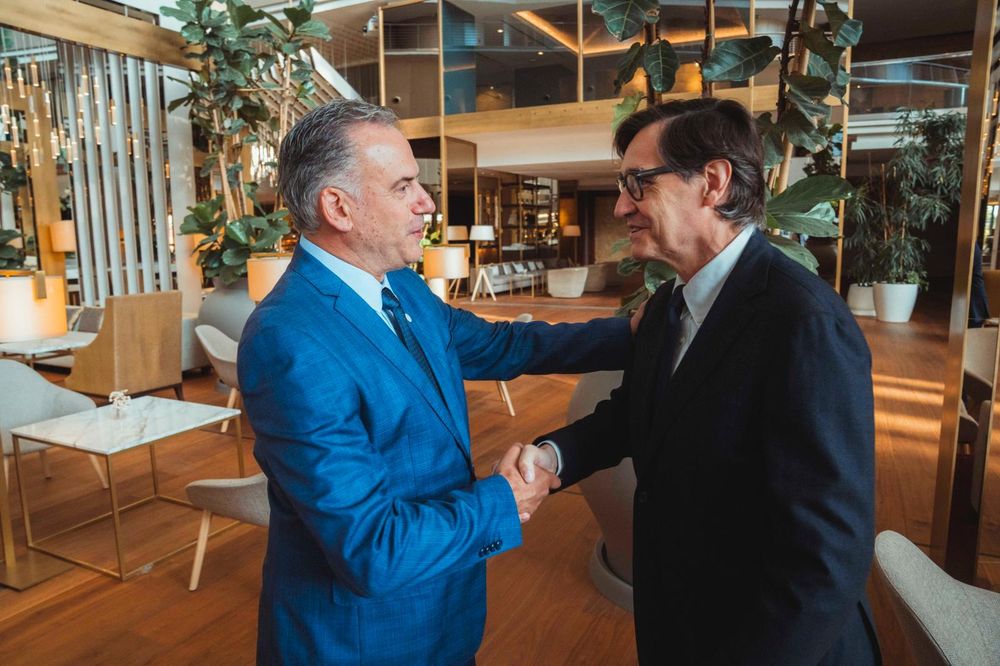 Yamandú Orsi y Salvador Illa