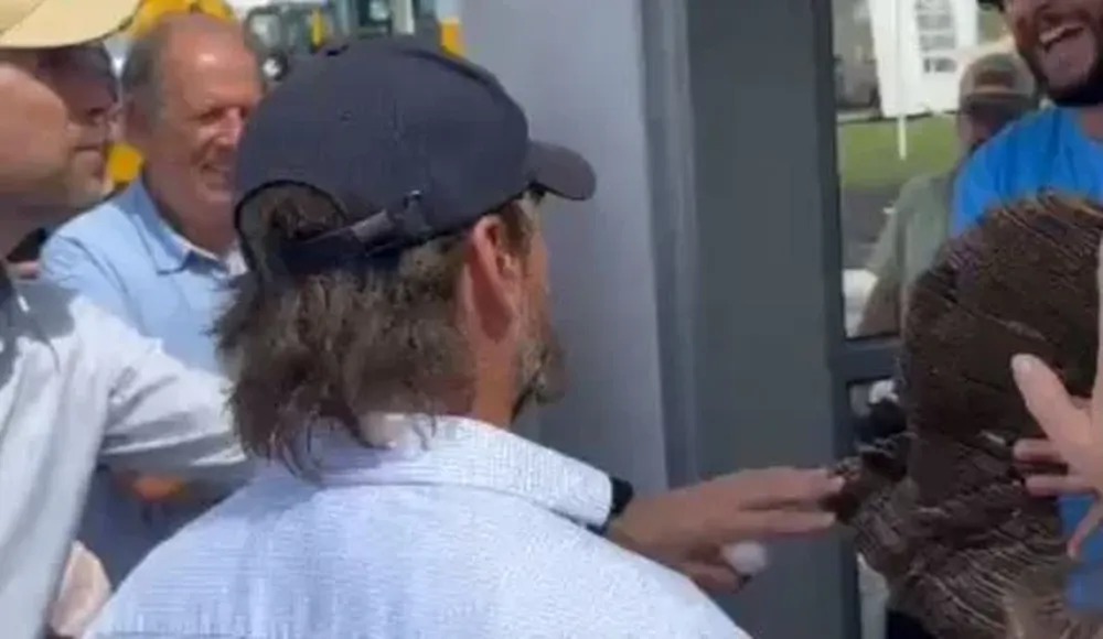 Captura de pantalla del video de Luis Lacalle Pou con un busto que le hicieron impreso en 3D