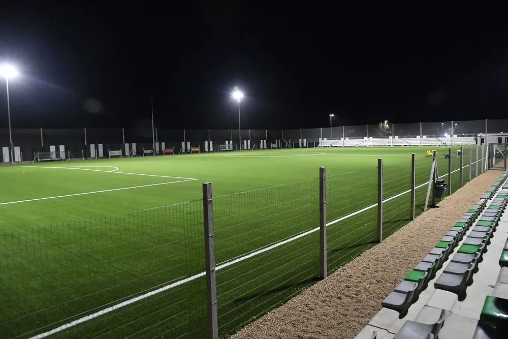 El estadio de fútbol de césped sintético e iluminado del Complejo Luis Suárez El estadio de fútbol de césped sintético e iluminado del Complejo Luis Suárez