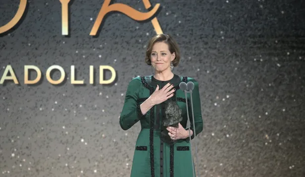 La actriz estadounidense Sigourney Weaver recibe el Goya Internacional durante la gala de la 38 edición de los Premios Goya.