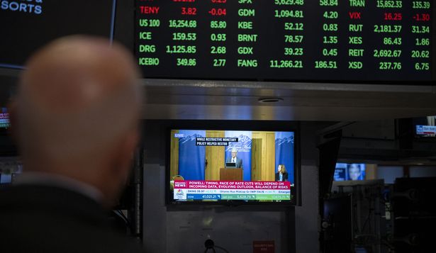Una estación de televisión transmite en el piso de la Bolsa de Valores de Nueva York el discurso de Jerome Powell.&nbsp; &nbsp;
