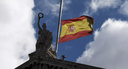 La bandera española a media asta en señal de luto por la muerte del Papa Francisco.