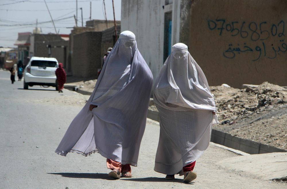 Dos mujeres con burka en las calles de Kandahar, en Afganistán. EFE