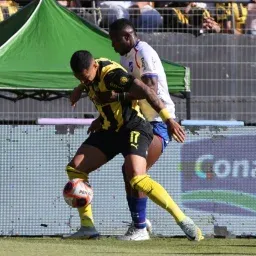 Emanuel Gularte de Peñarol ante Christian Ebere de Nacional en la final de la Liga AUF Uruguaya