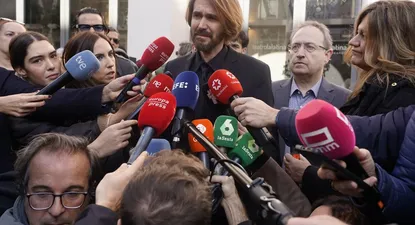 Manuel Velasco en la capilla ardiente de su madre, Concha Velasco en el Teatro de La Latina a 02 de Diciembre de 2023 en Madrid (España).