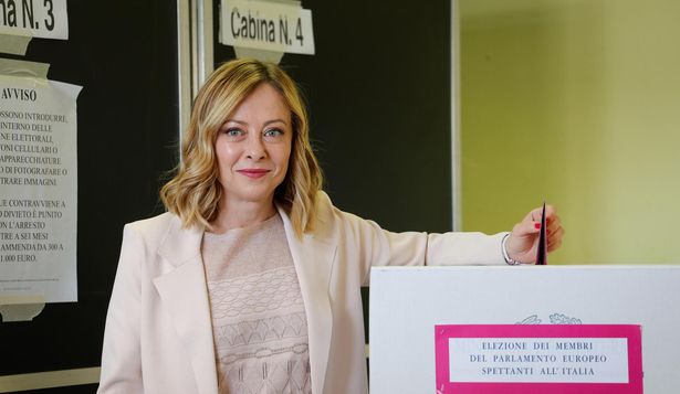 La primera ministra de Italia, Giorgia Meloni, vota para las elecciones europeas en Roma