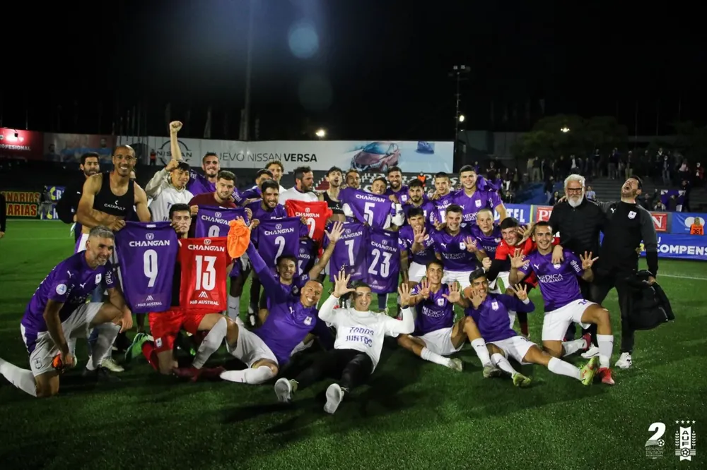 El plantel de Defensor Sporting celebra su regreso a Primera división tras dejar atrás a Racing en los playoffs