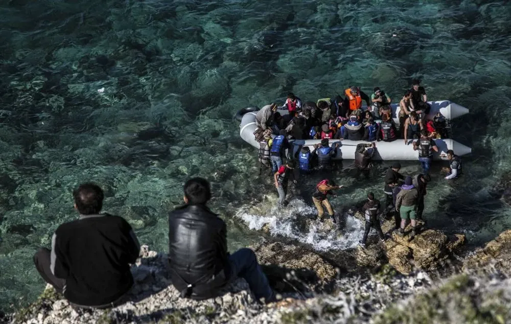 Autoridades griegas buscan a migrantes en el Mar Egeo (foto archivo)
