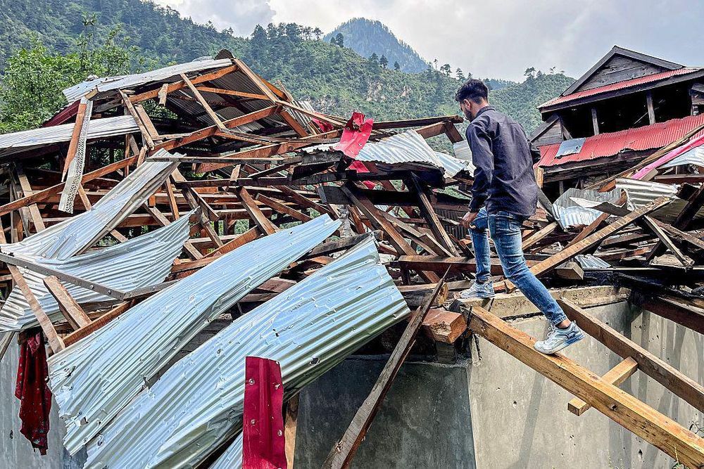Un hombre inspecciona su casa dañada en el valle de Neelum, en la Cachemira administrada por Pakistán.