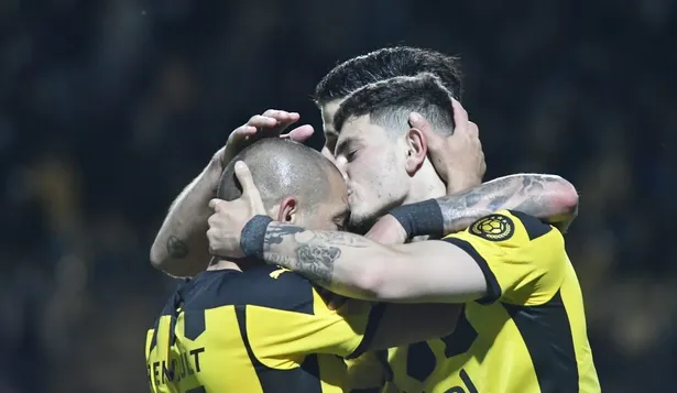 Agustín Álvarez Martínez besa a Walter Gargano por el tercer gol de Peñarol