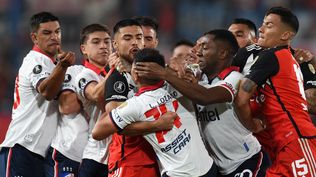 El momento violento de la Libertadores: patadas, empujones y agresiones en Nacional y River