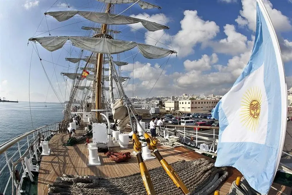 Ghana- La fragata argentina Libertad permanece detenida en Ghana