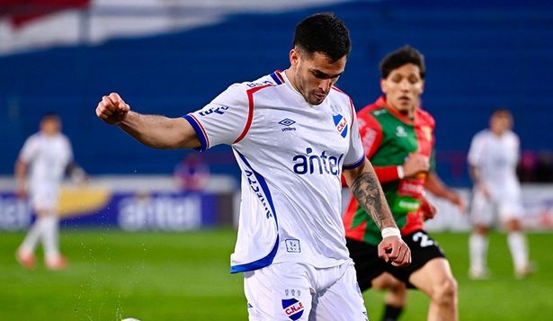 Maximiliano Gómez de Nacional ante Boston River por el Torneo Clausura