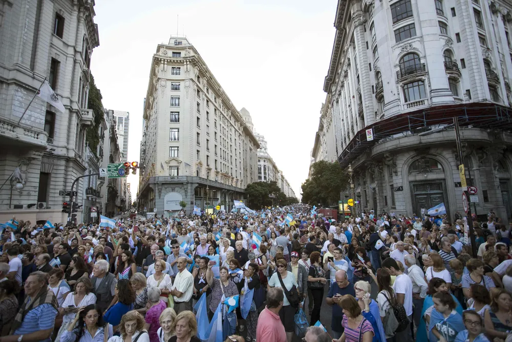 Supporters of Argentinas President Mauricio Macri march to Plaza de Mayo square holding Argentine flags during a demonstration in Buenos Aires on April 1, 2017. ARGENTINA OUT / RESTRICTED TO EDITORIAL USE - MANDATORY CREDIT AFP PHOTO / NA / MARIANO SANCHEZ - NO MARKETING NO ADVERTISING CAMPAIGNS - DISTRIBUTED AS A SERVICE TO CLIENTS           / AFP / NOTICIAS ARGENTINAS / MARIANO SANCHEZ / ARGENTINA OUT / RESTRICTED TO EDITORIAL USE - MANDATORY CREDIT AFP PHOTO / NA / MARIANO SANCHEZ - NO MARKETING NO ADVERTISING CAMPAIGNS - DISTRIBUTED AS A SERVICE TO CLIENTS