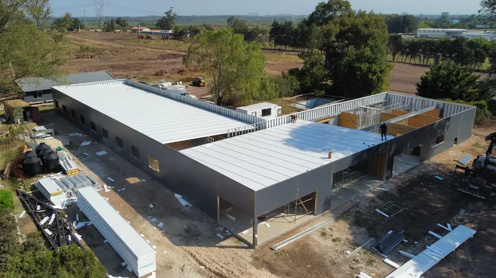 Ya fueron colocados los techos en la casa de juveniles de Peñarol