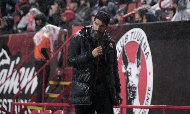 El Loco Abreu, DT de Tijuana, en el partido ante Juárez