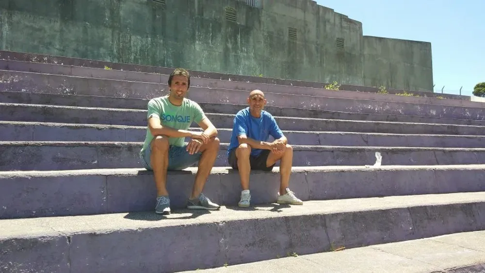Ignacio Pallas y Rosario Martínez, capitán y entrenador de Fénix, en una grada del Capurro