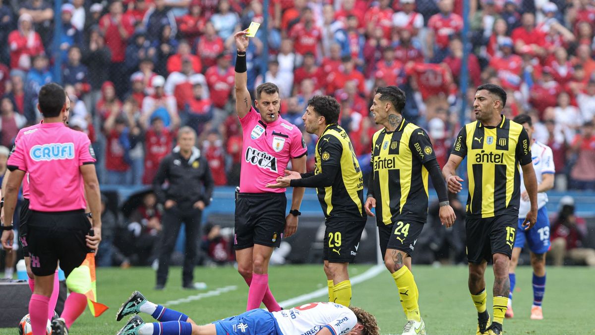 El criterio de Gustavo Tejera para no cobrarle un penal a Peñarol en el clásico ante Nacional y que contrasta con otras penas máximas sancionadas ante los aurinegros