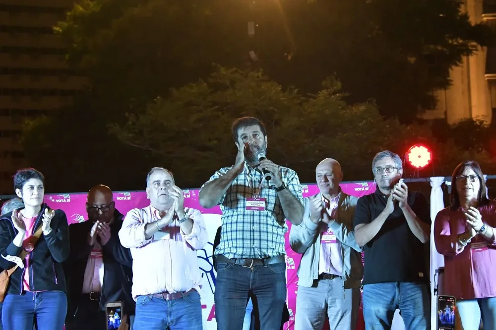 Fernando Pereira rodeado de los dirigentes del Comando por el Sí