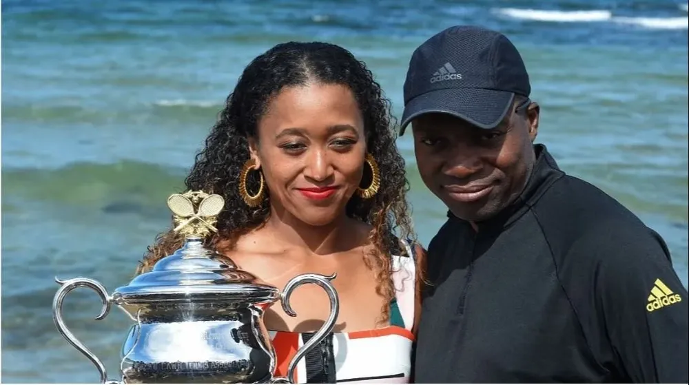 Naomi Osaka junto a su padre Leonard Francois tras ganar uno de sus trofeos