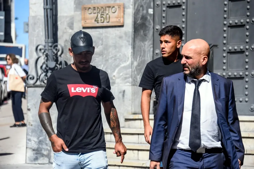 Yonathan Rodríguez y Leandro Lozano, jugadores de Nacional, antes de declarar en Fiscalía