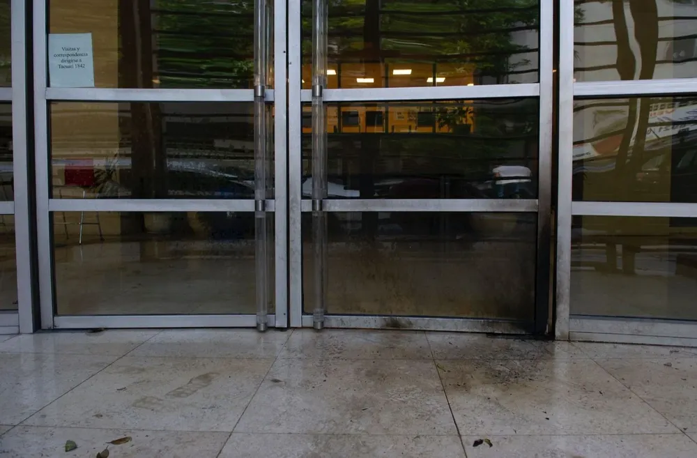 Puerta principal del diario Clarín tras ataque con bombas molotov