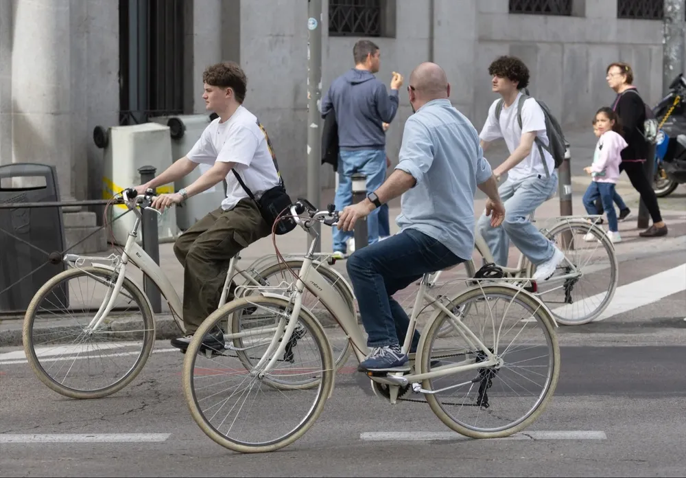Varias personas en una bicicleta eléctrica, a 5 de abril de 2024, en Madrid (España).