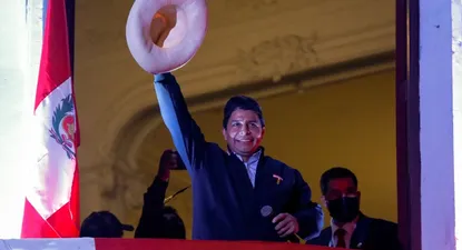 Pedro Castillo superó a su rival y espera ser proclamado como presidente electo