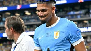 El impresionante look de Ronald Araujo en su vuelta a la selección uruguaya de Marcelo Bielsa con homenaje a una leyenda del deporte; mirá las fotos