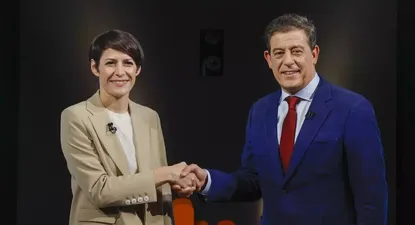 La candidata del BNG, Ana Pontón, y el candidato del PSOE, Xosé Ramón Gómez Besteiro, se saludan antes del debate electoral en RTVE