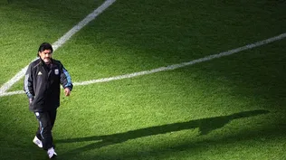 El astro del fútbol argentino Diego Armando Maradona murió luego de sufrir una insuficiencia cardíaca aguda