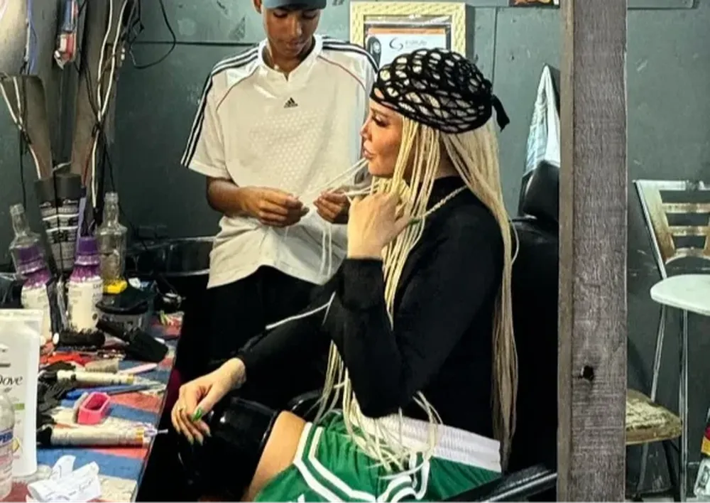 La mediática reveló picantes detalles de su segunda producción musical,