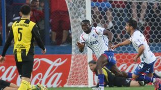 Christian Ebere de Nacional festeja su gol para el título ante Peñarol por la Liga AUF Uruguaya