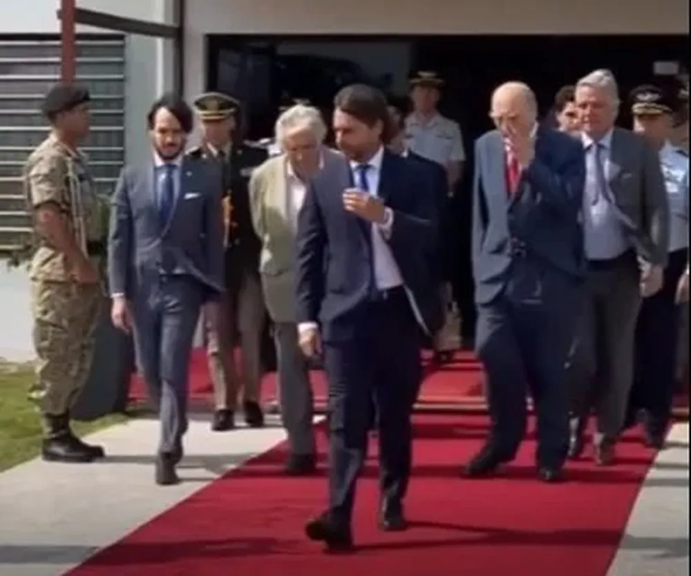 El presidente Luis Lacalle Pou en la mañana del domingo 1° de enero, cuando partió a Brasilia junto a José Mujica y Julio María Sanguinetti