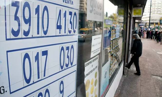 Archivo. Pizarra con tipo de cambio