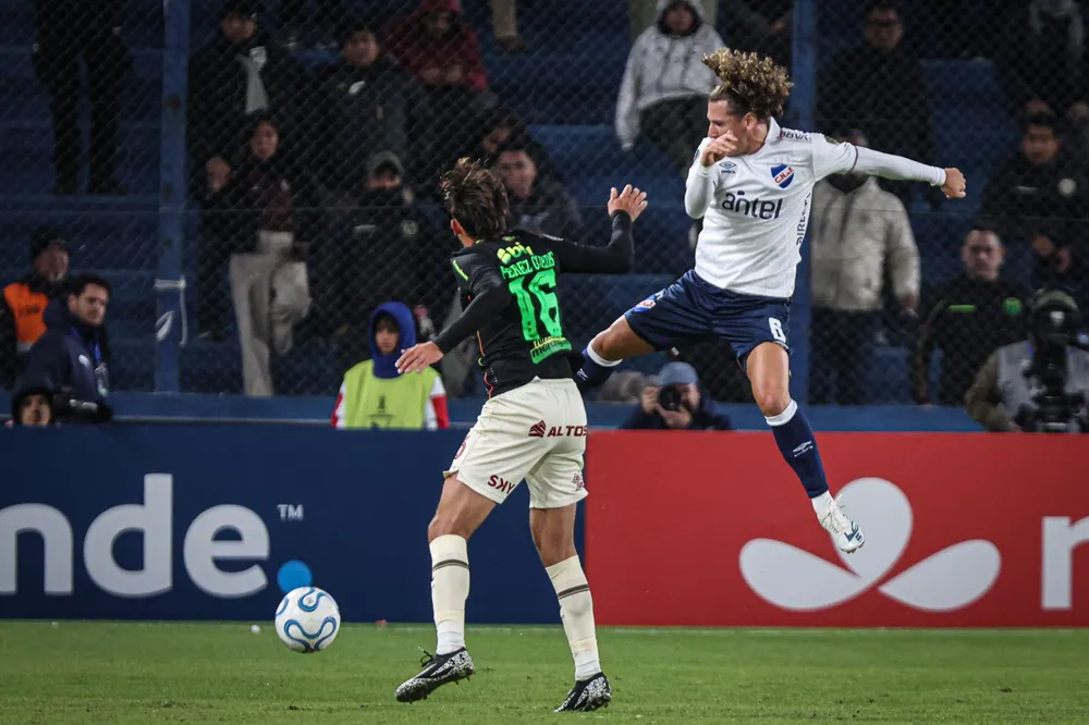 Luciano Boggio de Nacional ante Pérez Guedes de Universitario por Copa Libertadores