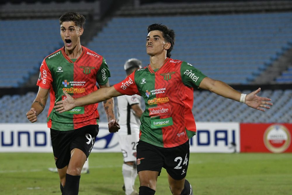 &nbsp;Juan Manuel Gutiérrez de Boston River, celebra su gol ante Ñublense junto a Valentín Adamo, por la Copa Libertadores