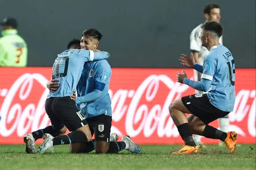 Fabricio Díaz se funde en un abrazo con Cepillo González mientras llega Ignacio Sosa para el saludo