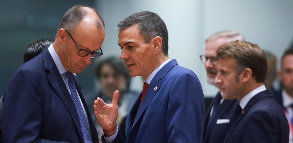 Sánchez le arranca a Merz el compromiso de Alemania para debatir el uso del  catalán en la UE, en plena crisis con Puigdemont