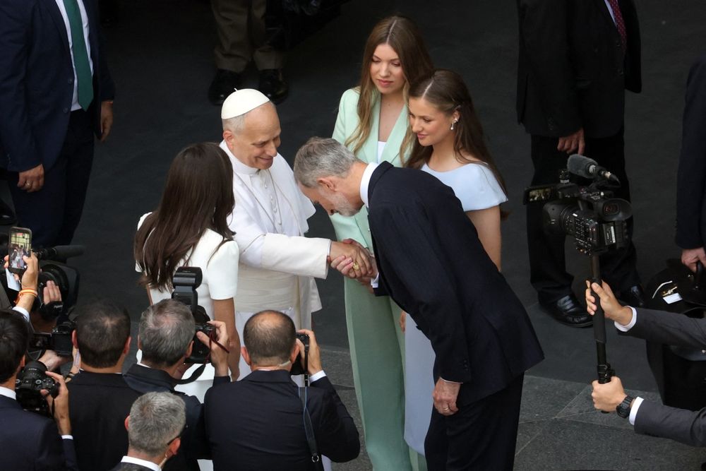 El rey Felipe VI de España (C) se despide del papa León XIV acompañado de su familia tras la Santa Misa y la procesión del Corpus Christi encabezada por el papa en la Plaza de Cibeles de Madrid el 7 de junio de 2026. El rey Felipe VI de España (C) se despide del papa León XIV acompañado de su familia tras la Santa Misa y la procesión del Corpus Christi encabezada por el papa en la Plaza de Cibeles de Madrid el 7 de junio de 2026.
