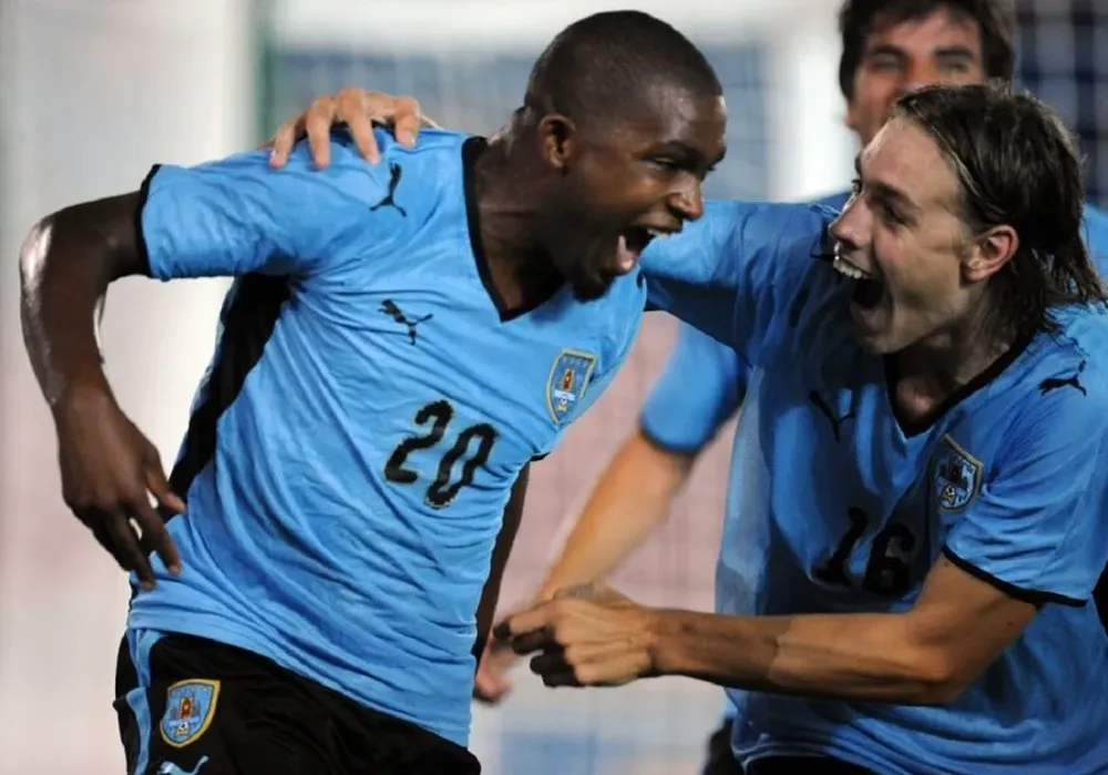 El Morro con la celeste, y junto a Coates, en el Mundial Sub 20 de Egipto 2009