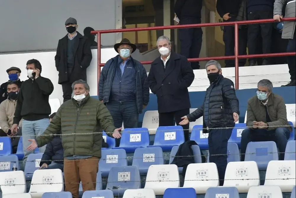 Dirigentes de Nacional en el Parque Central