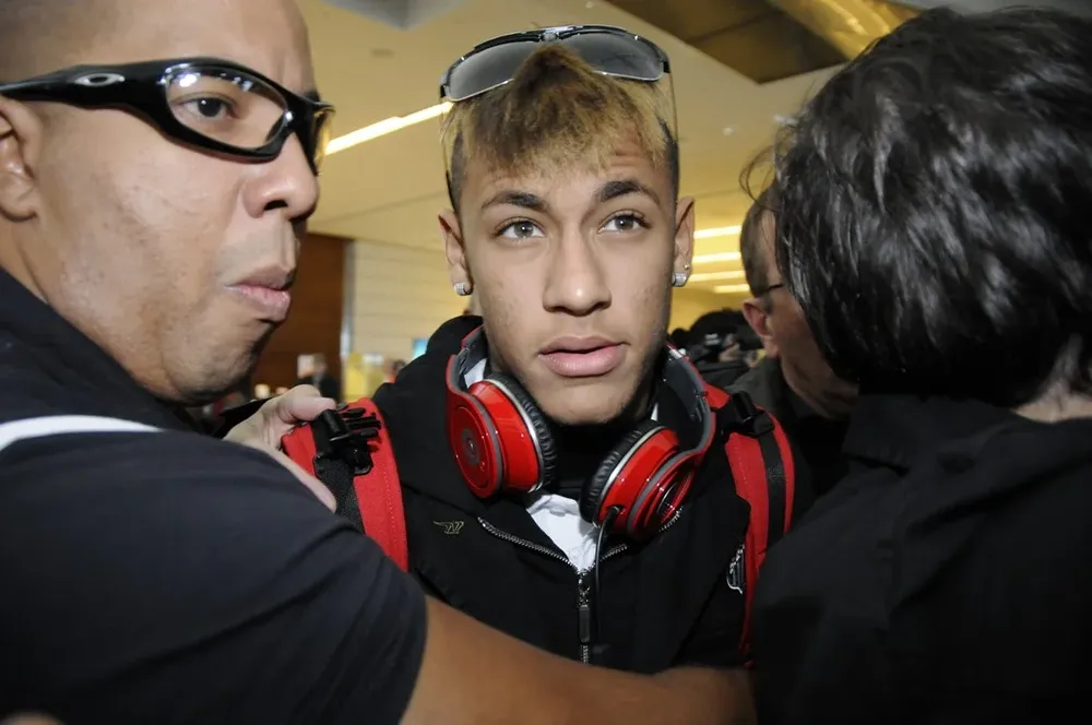 Neymar, la estrella de Santos en el arribo a Montevideo