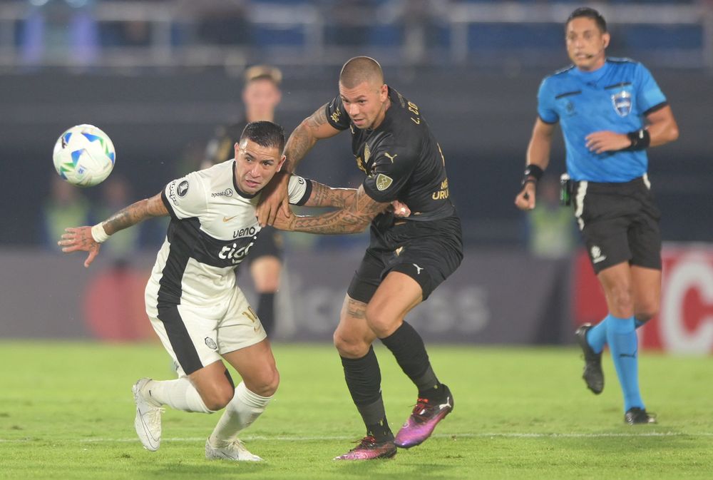 Derlis González de Olimpia ante Léo Coelho de Peñarol por Copa Libertadores