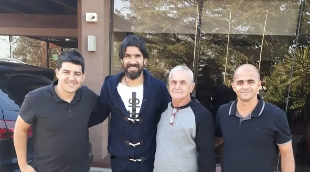 Sebastián Abreu junto a los dirigentes del nuevo club