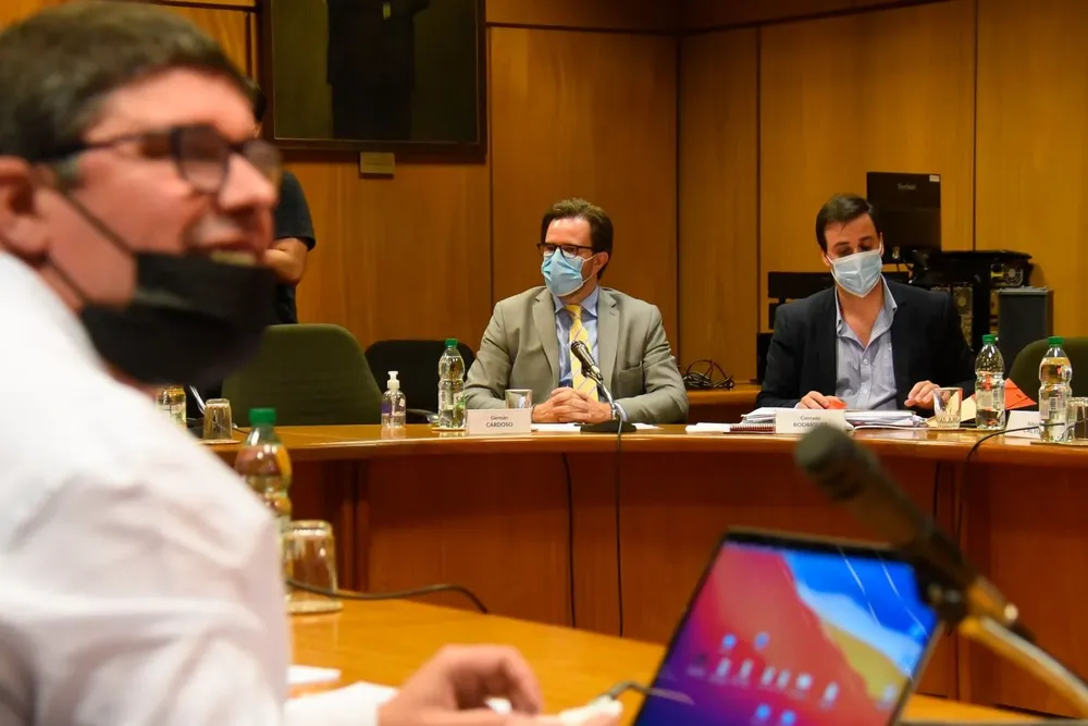 Elbio Rodríguez comparece ante la comisión investigadora; al fondo, el exministro Germán Cardoso