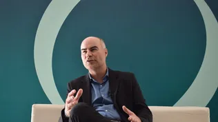 Fernando Leis en el stand de El Observador en America Business Forum.