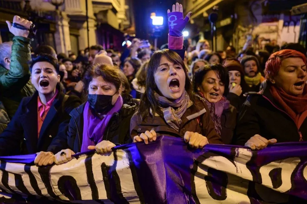 Mujeres se movilizaron en Estambul este 25 de noviembre en el marco del Día contra la violencia hacia la mujer